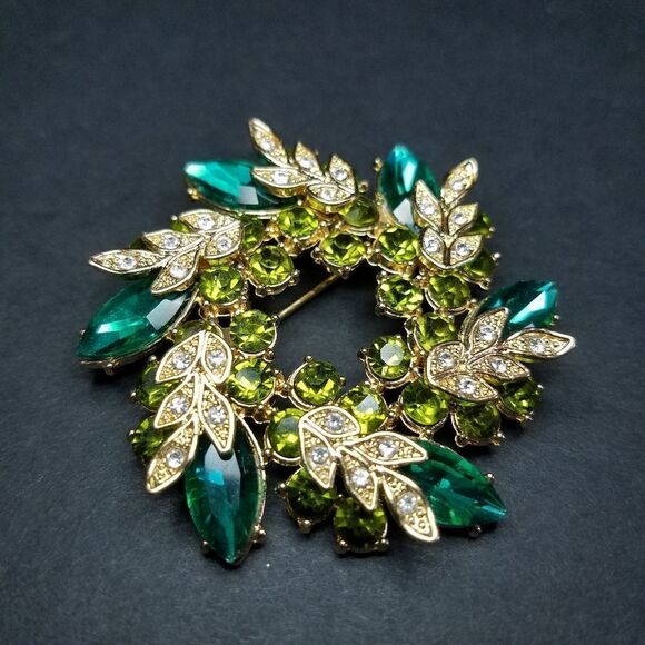 Vintage Dana Buchman Signed Gold Tone Green Rhinestone Pin Cluster Wreath Brooch - Picture 7 of 7